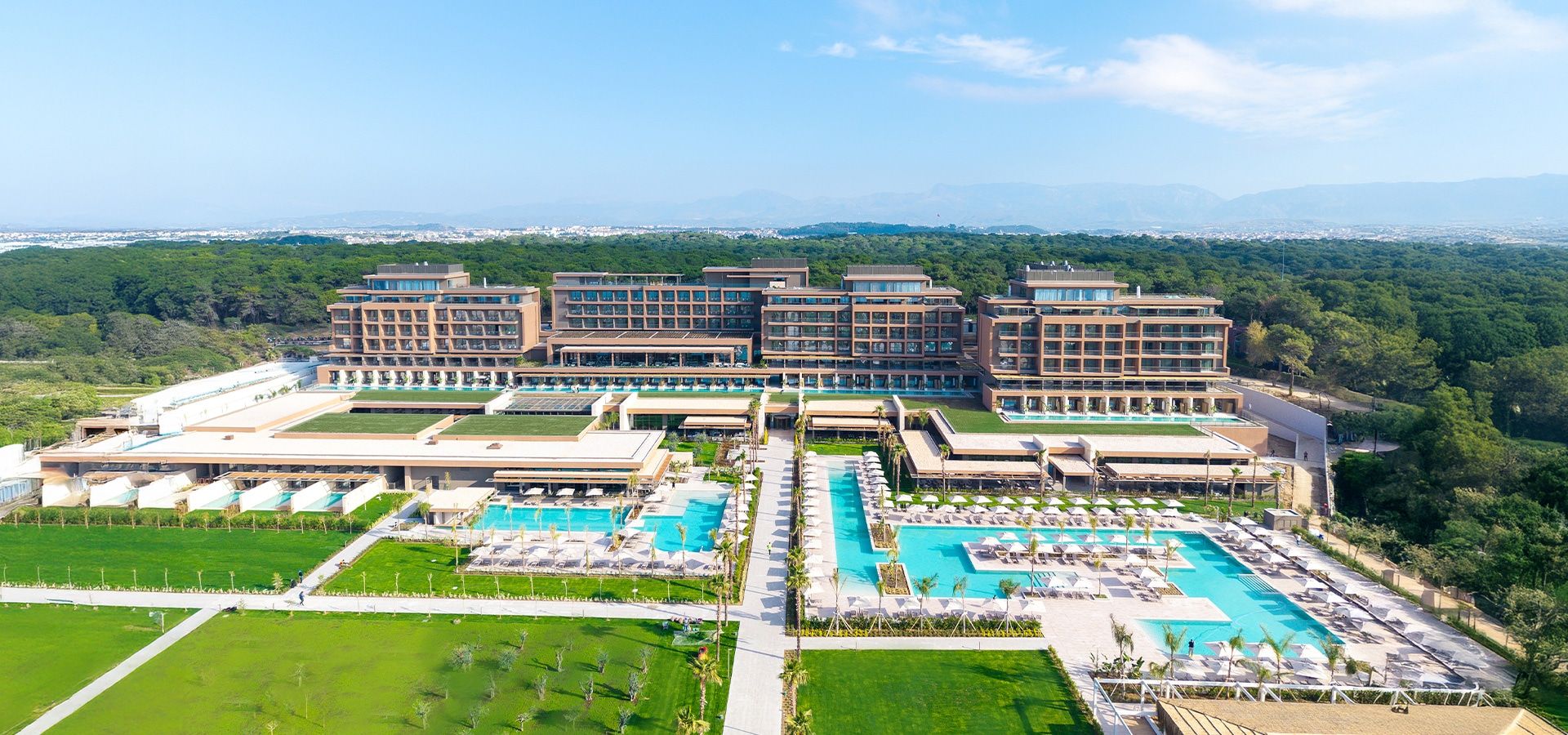 Luftaufnahme von Hauptgebäude, Pools und Grünflächen des LUSSO Sorgun