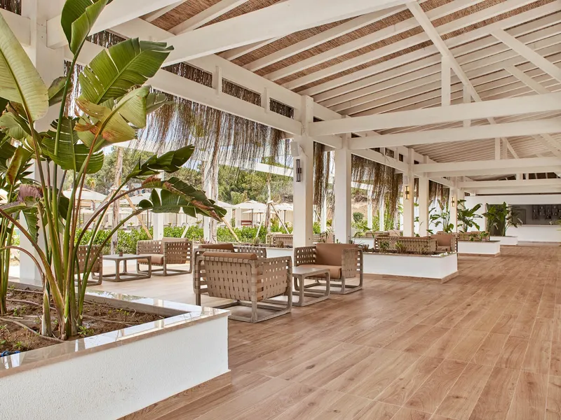 https://cdn.woxxtech.com/lussosorgun_com/lumino-pool-bar-lussohotel-04-1774248507091.jpg